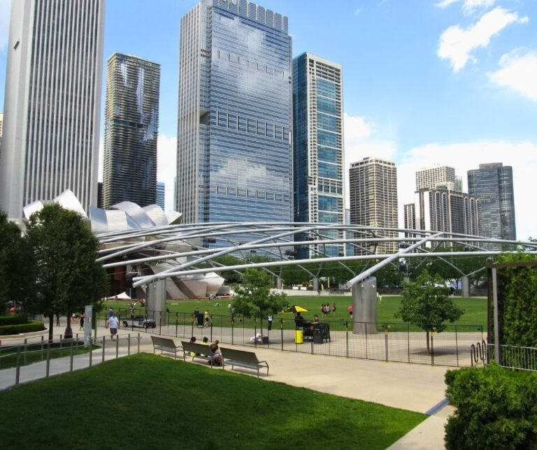 The Ultimate No-BS Guide to the Best FREE Things in Chicago (Recommended By Locals)